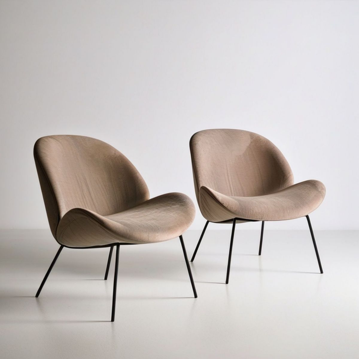 2er-Set gepolsterte Stühle aus Polyester-Samt in Taupe mit schwarzem Stahlgestell, 58 x 58 x 74 cm